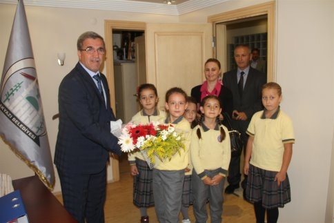 Paris İlköğretim Okulu Öğrencilerinden Başkan Akcan'a Ziyaret