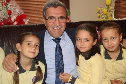 Paris İlköğretim Okulu Öğrencilerinden Başkan Akcan'a Ziyaret