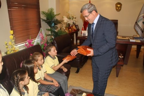 Paris İlköğretim Okulu Öğrencilerinden Başkan Akcan'a Ziyaret