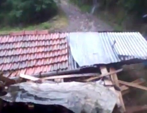 Sel'de Zarar Gören Tarihi Değirmeni Kendi İmkanlarıyla Onarıyor