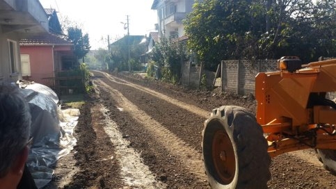 Akyazı Belediyesi Ömercikler Mahesinde Teknik Çalışmalarını Sürdürüyor