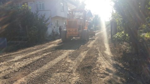Akyazı Belediyesi Ömercikler Mahesinde Teknik Çalışmalarını Sürdürüyor