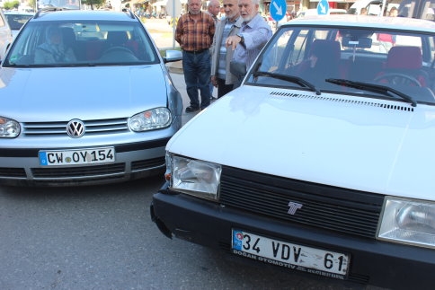 İki Araç Kaza Yaptı