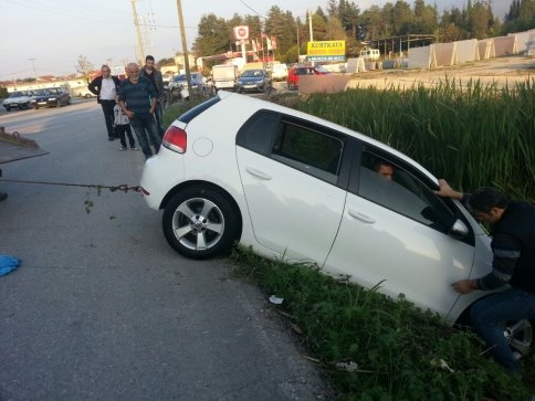 Kontrolü Kaybeden Araç Kanala Uçtu