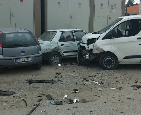 4 Araç Parçalandı 4 Yaralı