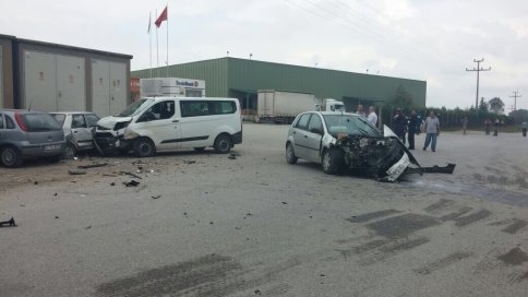 4 Araç Parçalandı 4 Yaralı