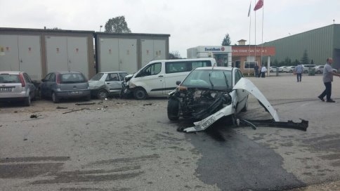 4 Araç Parçalandı 4 Yaralı