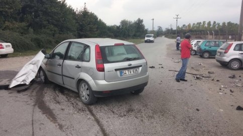 4 Araç Parçalandı 4 Yaralı