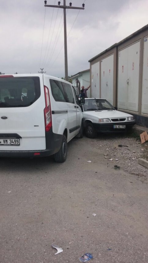 4 Araç Parçalandı 4 Yaralı