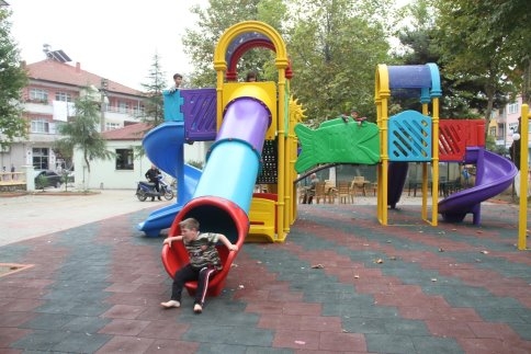 Akyazı Belediyesinden Park ve Bahçelerde Çalışma
Okullara Oyun Grubu
