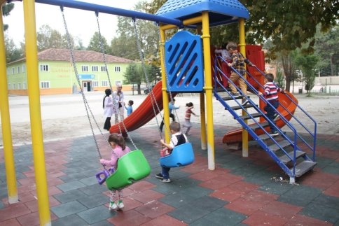 Akyazı Belediyesinden Park ve Bahçelerde Çalışma
Okullara Oyun Grubu
