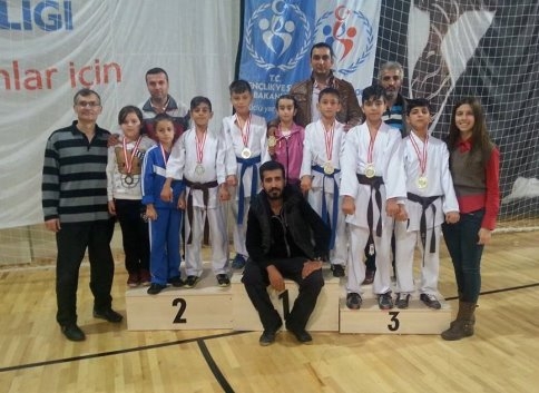 KARATECİLERDEN 5 ALTIN MADALYA