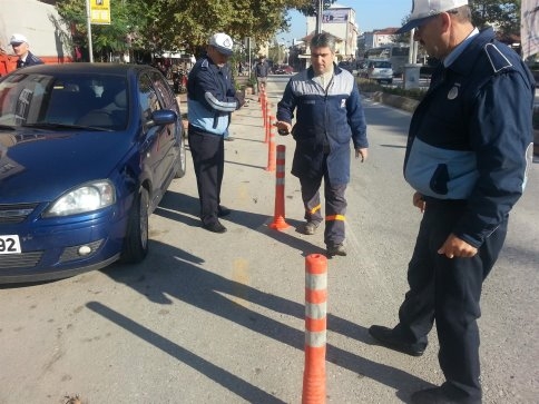 Akyazı Belediyesinden Ada Caddesi'nde Duba Çalışması