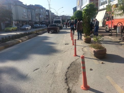 Akyazı Belediyesinden Ada Caddesi'nde Duba Çalışması