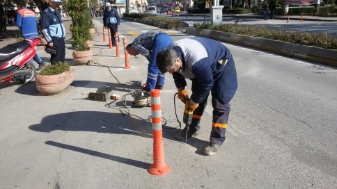 Akyazı Belediyesinden Ada Caddesi'nde Duba Çalışması