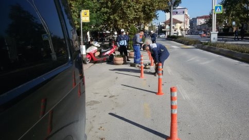 Akyazı Belediyesinden Ada Caddesi'nde Duba Çalışması