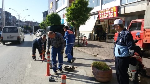 Akyazı Belediyesinden Ada Caddesi'nde Duba Çalışması