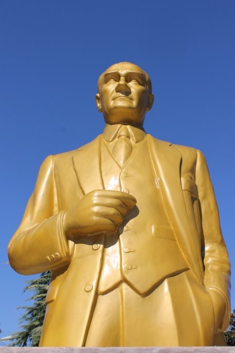 Atatürk Anıtı Altın Sarısına Boyandı