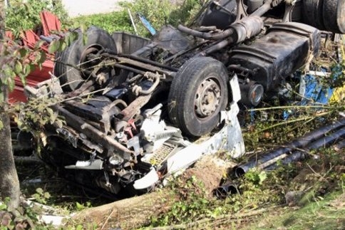 TEM otoyolunda TIR devrildi: 2 yaralı