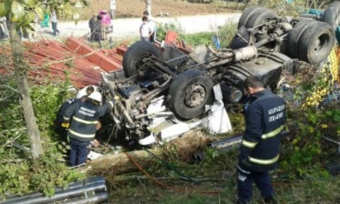TEM otoyolunda TIR devrildi: 2 yaralı