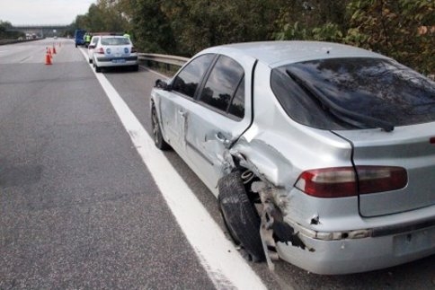 TEM otoyolunda TIR devrildi: 2 yaralı