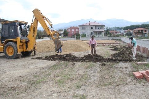 Akyazı Belediyesi Asfalt Bakım, Park Ve Bahçe Çalışmaları Hız Kesmeden Devam Ediyor