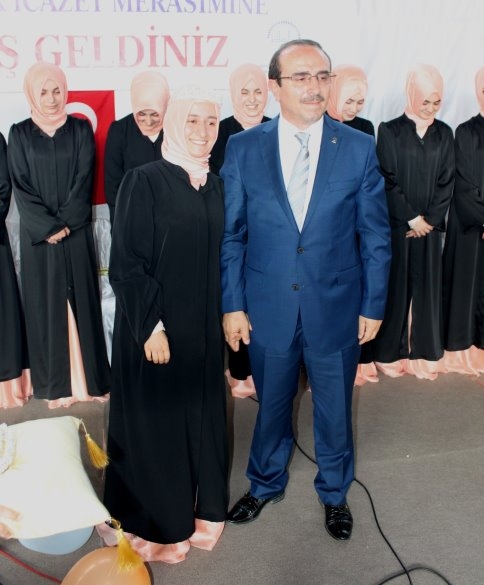 Hafızlığını Tamamlayanlara Taç Giydirildi