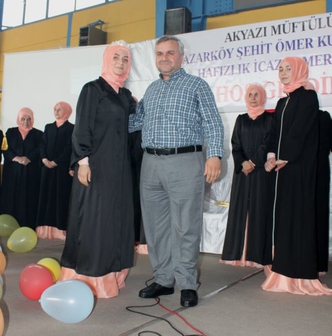 Hafızlığını Tamamlayanlara Taç Giydirildi