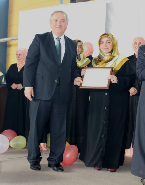 Hafızlığını Tamamlayanlara Taç Giydirildi