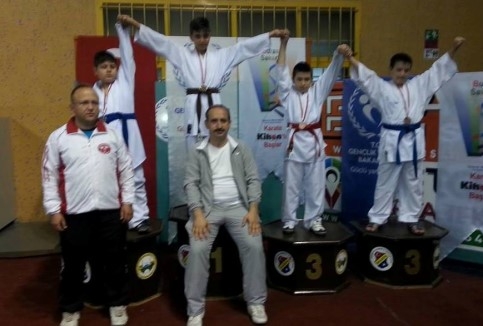 Karate Turnuvasından Dokuz Madalaya