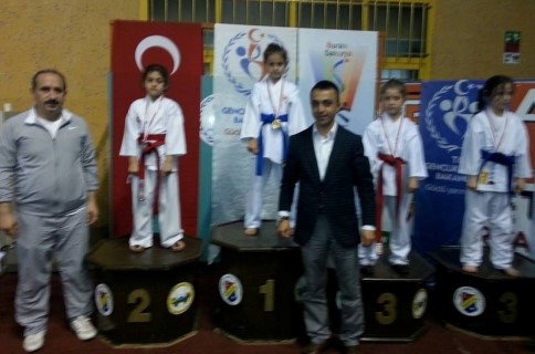 Karate Turnuvasından Dokuz Madalaya
