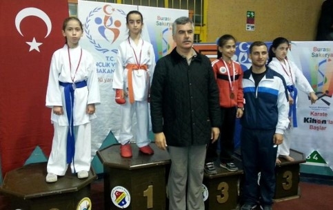 Karate Turnuvasından Dokuz Madalaya