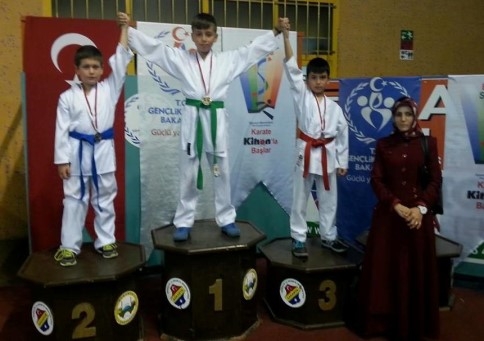 Karate Turnuvasından Dokuz Madalaya