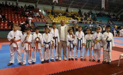 Karate Turnuvasından Dokuz Madalaya