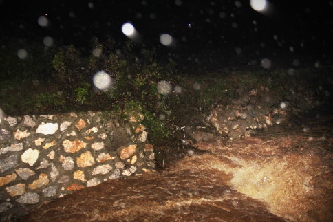 Muhtar ve Vatandaş Sel Nöbeti Tutuyor