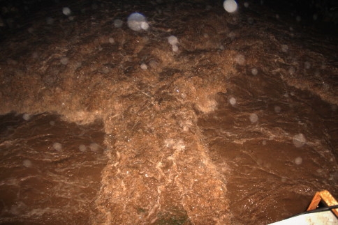 Muhtar ve Vatandaş Sel Nöbeti Tutuyor