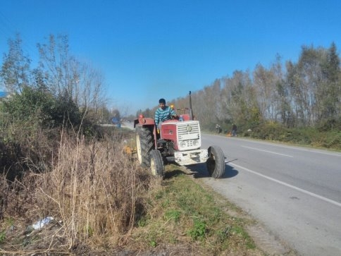 Akyazı Belediyesi'nden Peyzaj Bakım Çalışmaları