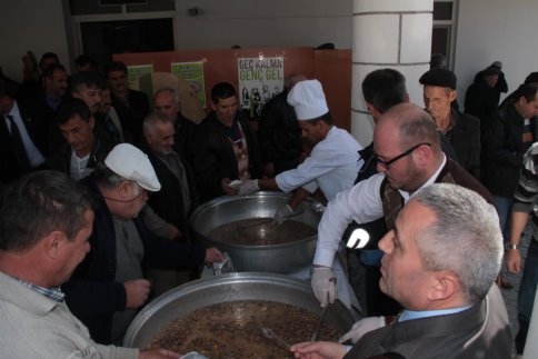 Akyazı Belediyesi Dokurcun Mahesinde Aşure Etkinliği Yaptı
