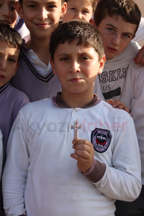 Kutunun İçinden Haç İşaretli Kolye Çıktı