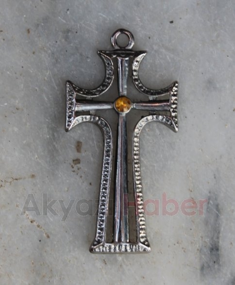 Kutunun İçinden Haç İşaretli Kolye Çıktı
