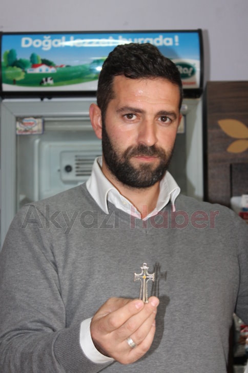 Kutunun İçinden Haç İşaretli Kolye Çıktı
