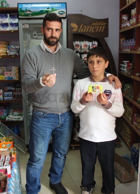 Kutunun İçinden Haç İşaretli Kolye Çıktı