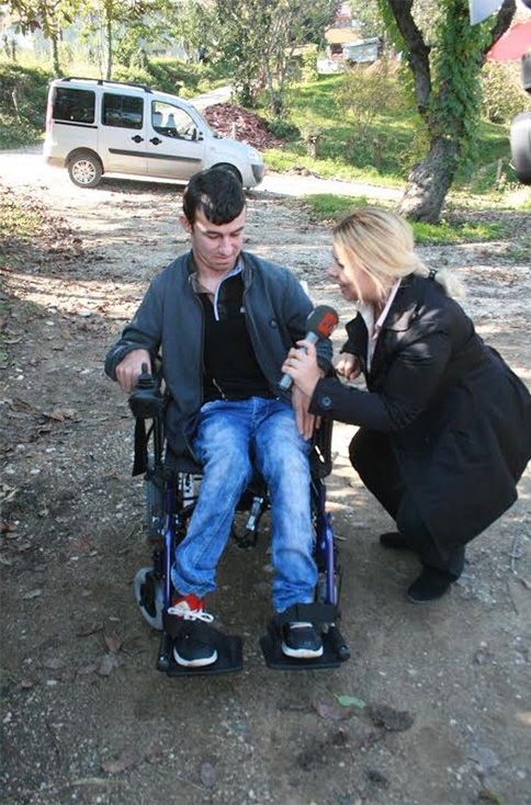 Müge Anlı'dan İhtiyaç Sahiplerine Tekerlekli Sandalye