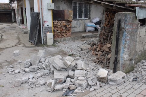 Virajı Alamayan Araç Duvara Çarparak Durabildi