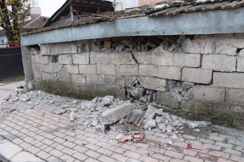 Virajı Alamayan Araç Duvara Çarparak Durabildi