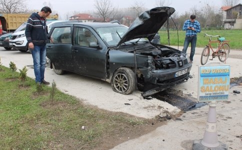 Virajı Alamayan Araç Duvara Çarparak Durabildi