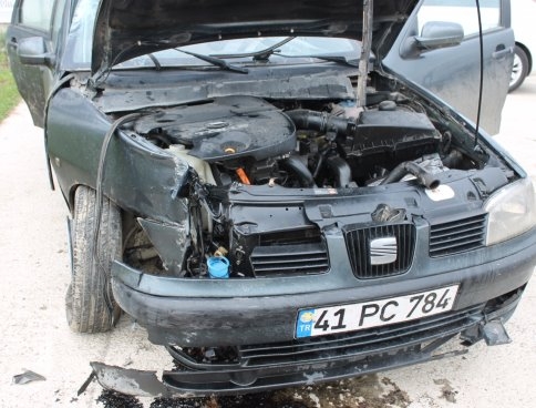 Virajı Alamayan Araç Duvara Çarparak Durabildi