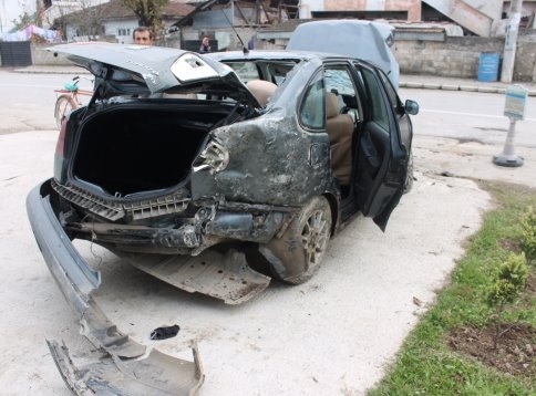 Virajı Alamayan Araç Duvara Çarparak Durabildi