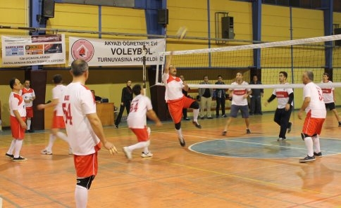 24 Kasım Voleybol Turnuvası Devam Ediyor