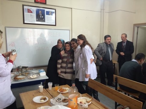 İnönü Ortaokulundan Sürpriz Öğretmenler Günü Kutlaması